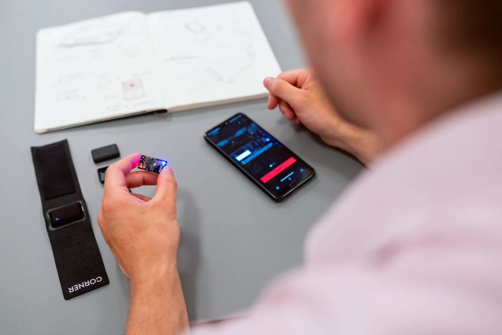 Ontwikkelaar test een prototype via een app op een smartphone